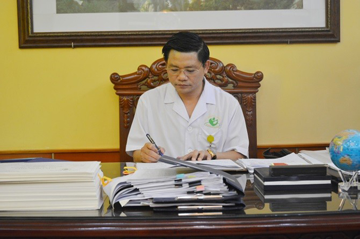 Bác sĩ, Thầy thuốc Nhân dân Nguyễn Duy Ánh giám đốc bệnh viện Phụ sản Hà Nội